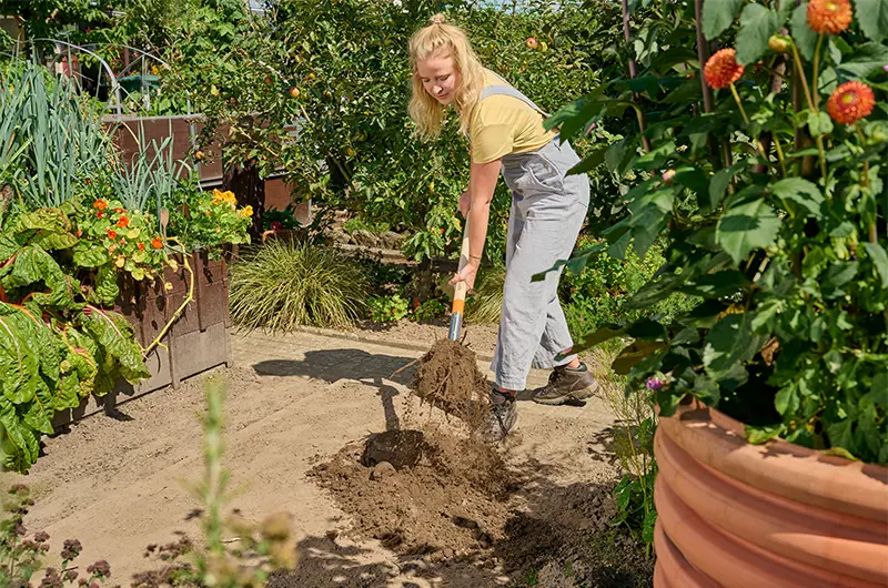 Gärtnerin beim Arbeiten